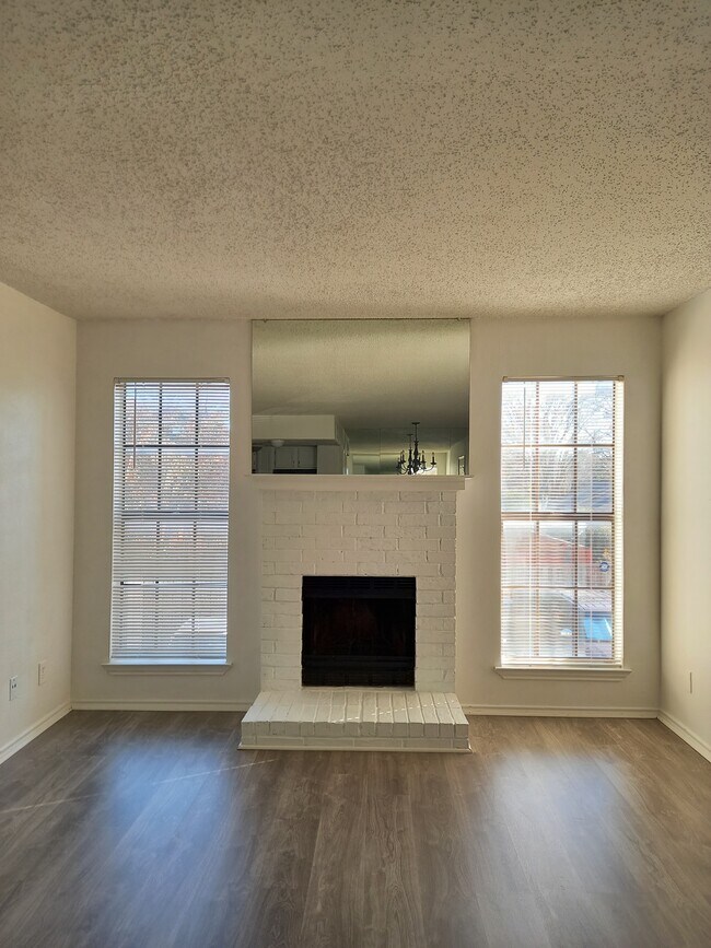 Building Photo - 9520 Royal Ln