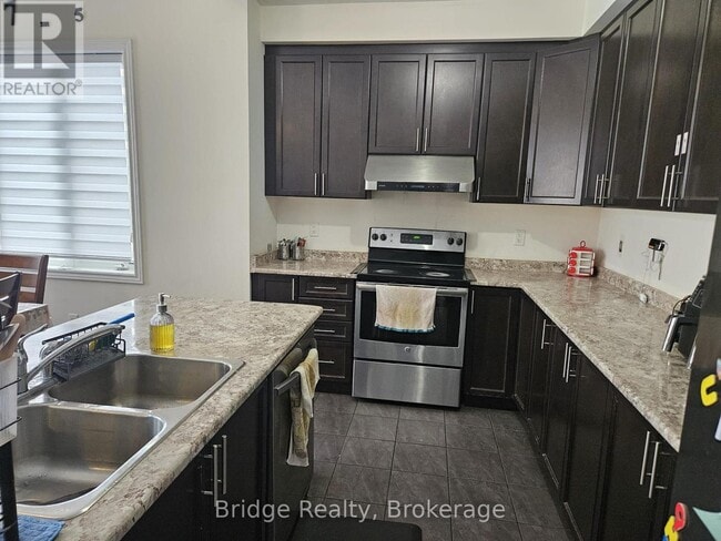 Building Photo - 1060 Upper Thames Dr