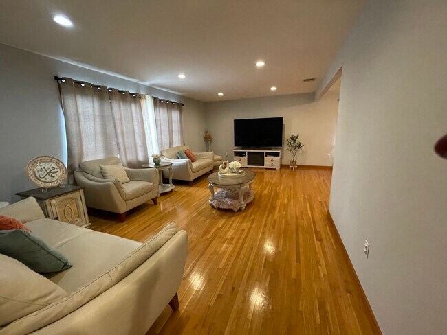 Building Photo - 317 Semel Ave