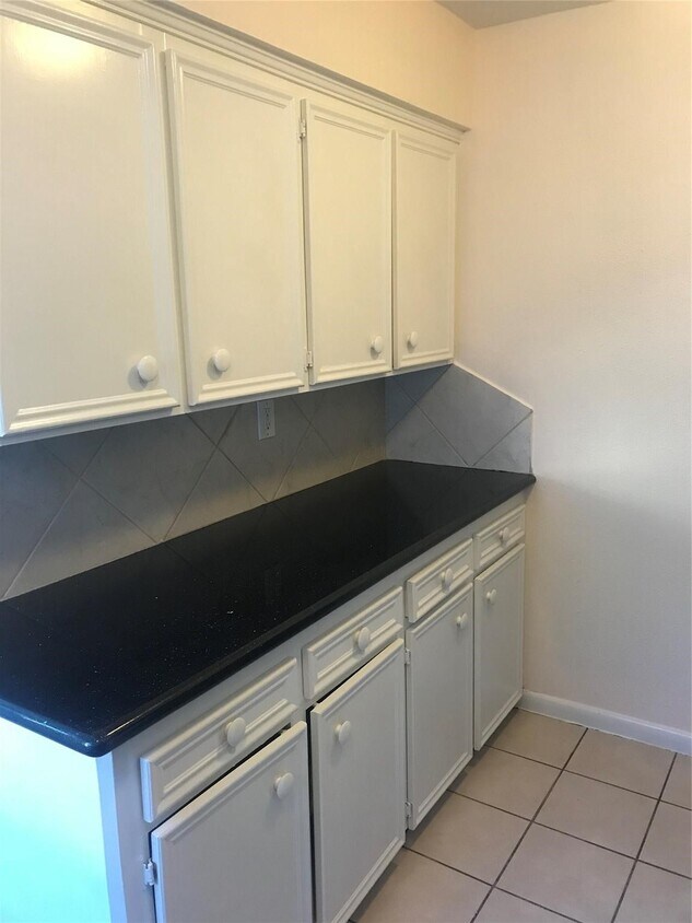 Foto del edificio - 8646 Maplecrest Dr