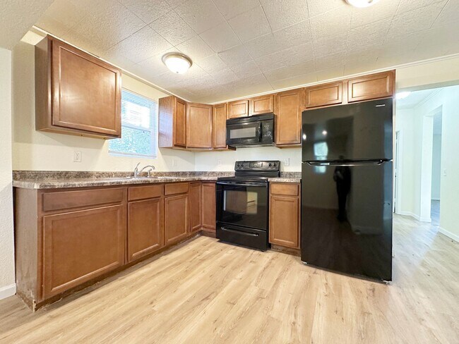 Foto del edificio - Pet Friendly 3 Bedroom Charmer located behind Corbett Field!
