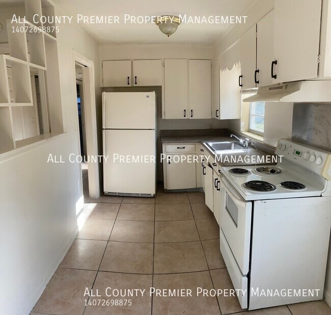 Building Photo - 3 Bedroom 1 Bath House! Available Immediat...