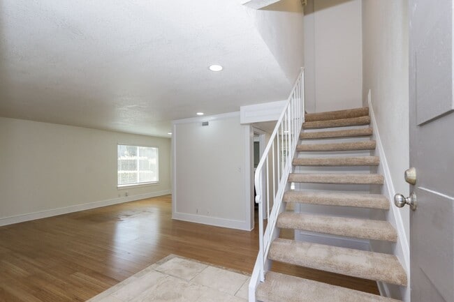 Building Photo - 3 Bed / 2.5 Bath light and spacious townho...