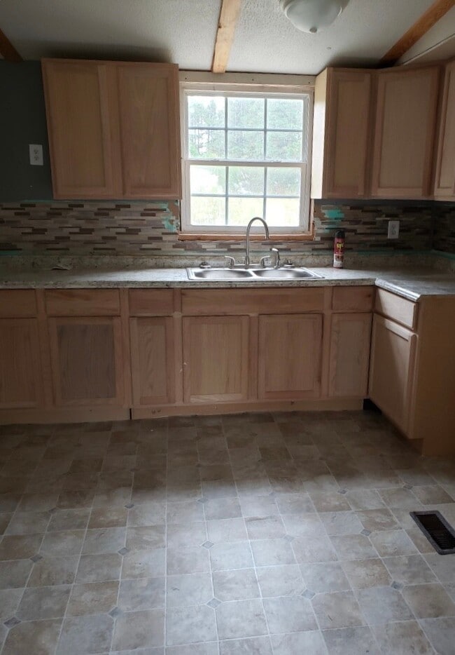 Building Photo - Rent this 6 bedroom, 1 bathroom Home in Ga...