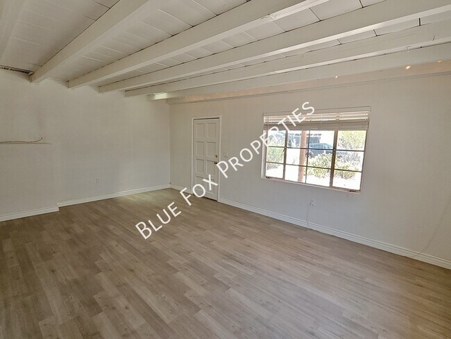 Foto del edificio - 2233 N Isabel Blvd