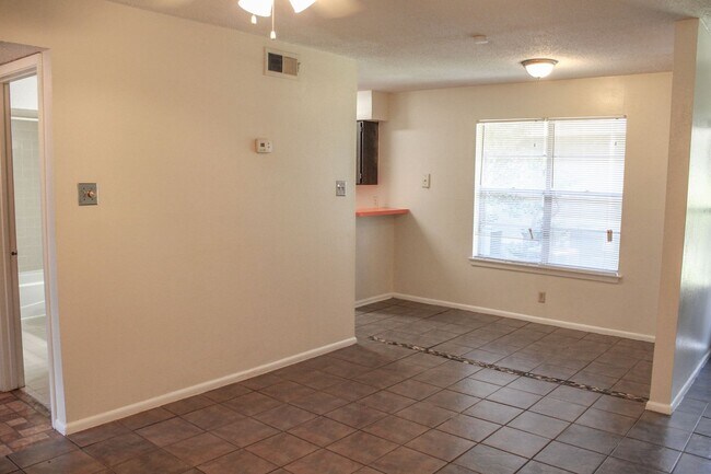 Foto del edificio - 2 BEDROOM CONDO