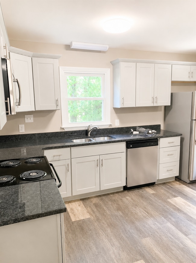 Building Photo - 2 Bed 1 Bath Renovated Duplex