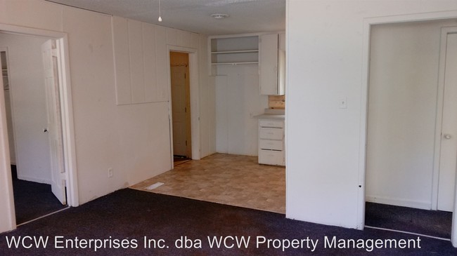 Building Photo - 3010 SE Iowa Ave