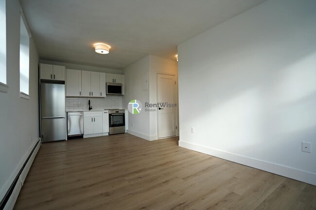 Building Photo - 740 E 7th St