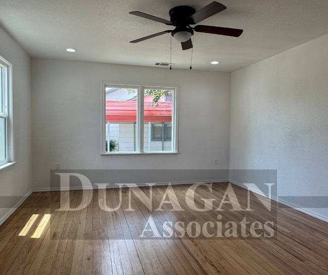 Foto del edificio - 2 Bed/1 Bath Home Open house on 6/18/2025 ...