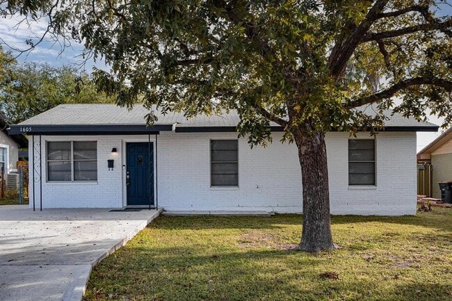 Building Photo - 3bedroom 1 bath remodeled
