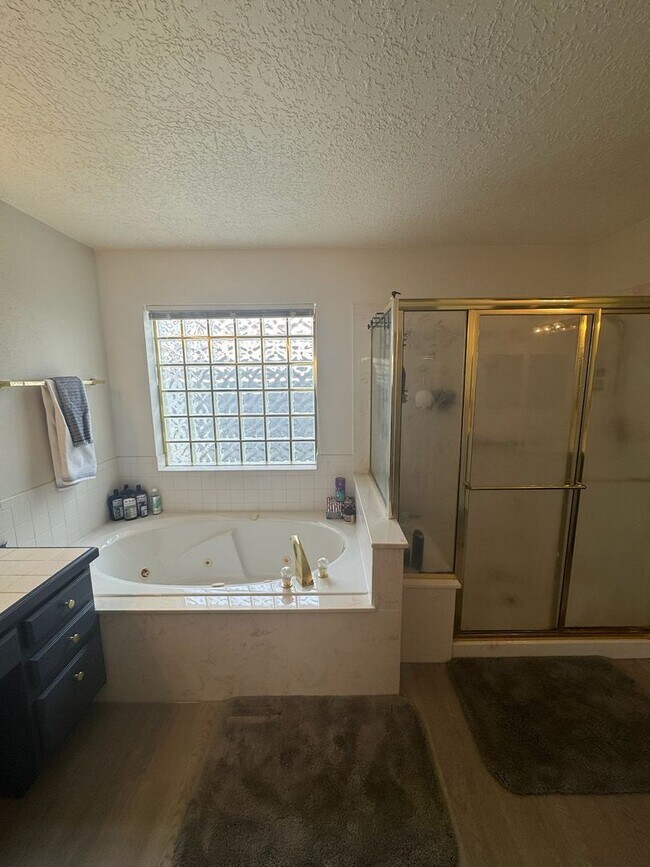 Building Photo - Fully Updated 3BR/2.5BA in Desirable Lampl...