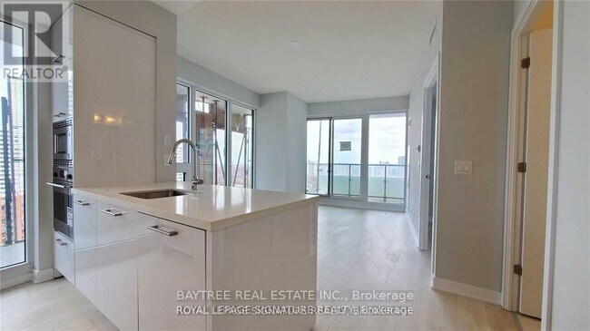 Building Photo - 2221 Yonge St