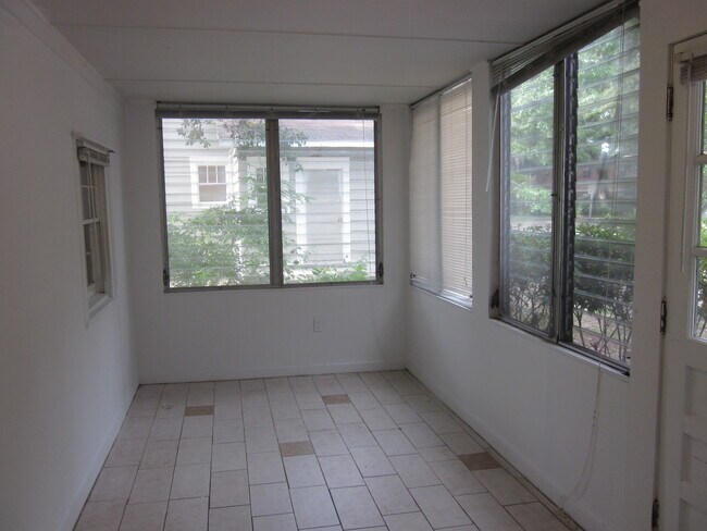 Foto del edificio - 2 Bed/1 Bath Duplex Close to Campus on NW 11th Street