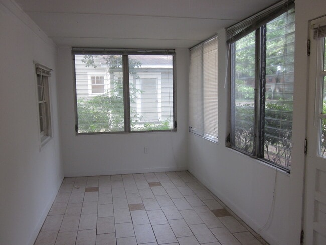 Photo - 2 Bed/1 Bath Duplex Close to Campus on NW ... House
