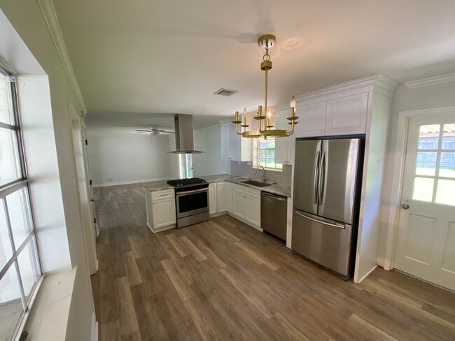 Building Photo - 400 Corona Dr