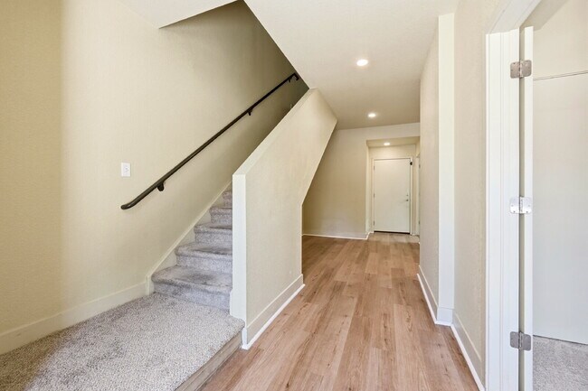 Foto del edificio - $2,595.95- 3 Bed, 3 Bath Townhome in Aurora with Central AC and In Unit Laundry!