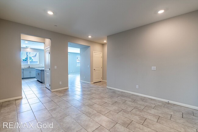 Building Photo - 5 br, 2.5 bath House - 372 Breve Court
