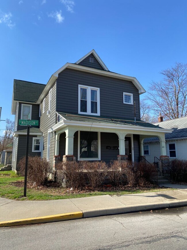 Foto del edificio - 410 E Madison St