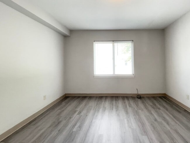 Building Photo - Close to Campus