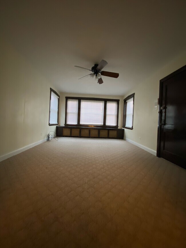 Living Room - 4819 N Karlov Ave