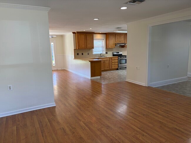 Entrada a la sala principal - 6034 Chamberlain Dr