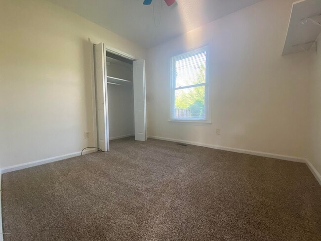 Building Photo - 220 Lakewood Dr