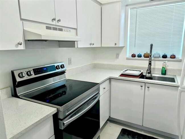 Building Photo - 3850 NE 21st Ave