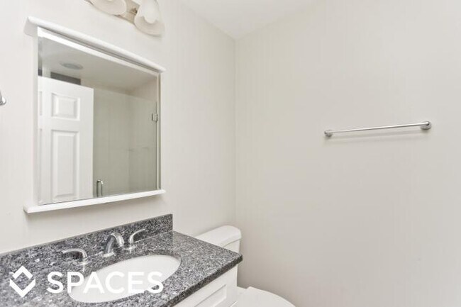 Building Photo - 3 bedroom in Chicago IL 60657