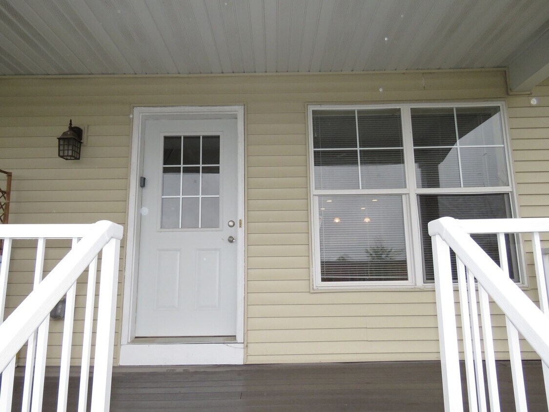 Foto principal - 3bd 2ba 2car garage town home $2295/mo+ ut...