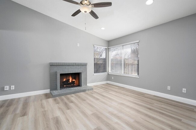 Building Photo - 5817 Jamaica Ln