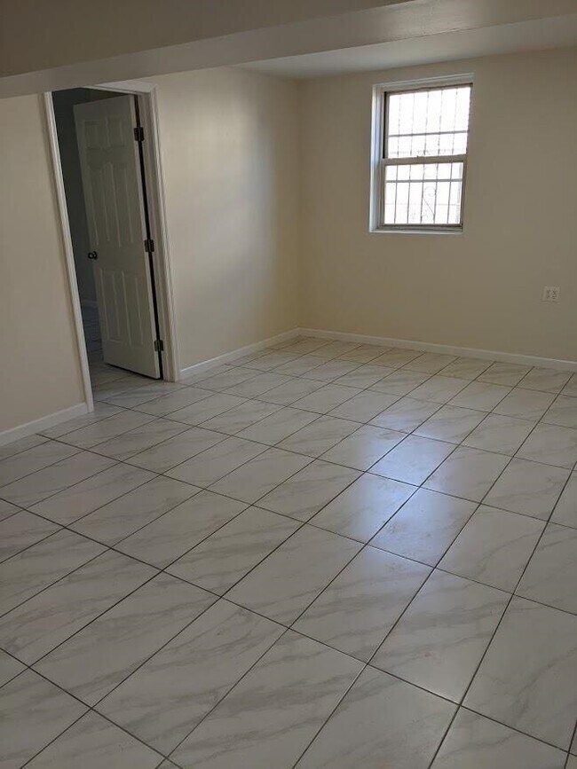 Building Photo - 348 Wayne St