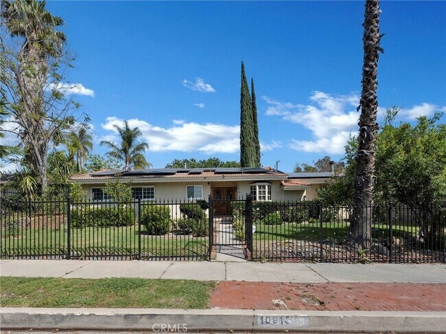 Foto del edificio - 10918 Reseda Blvd