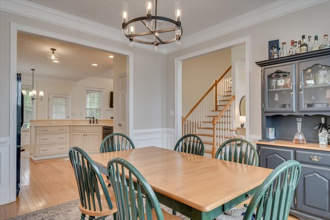 Foto del edificio - 5 Bed/3 Bath home with Primary Bedroom & a...