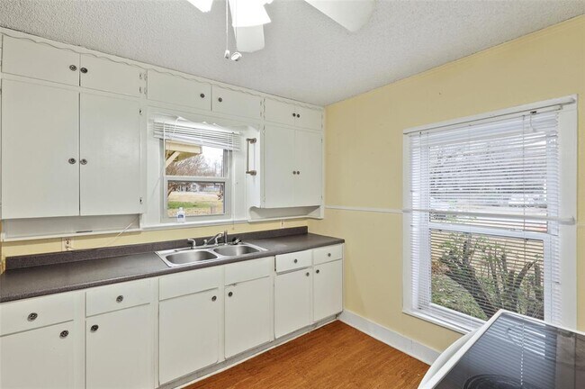 Foto del edificio - 409 W 6th St