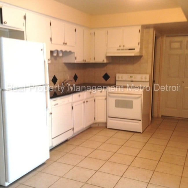 Building Photo - 30137 Lorraine Ave