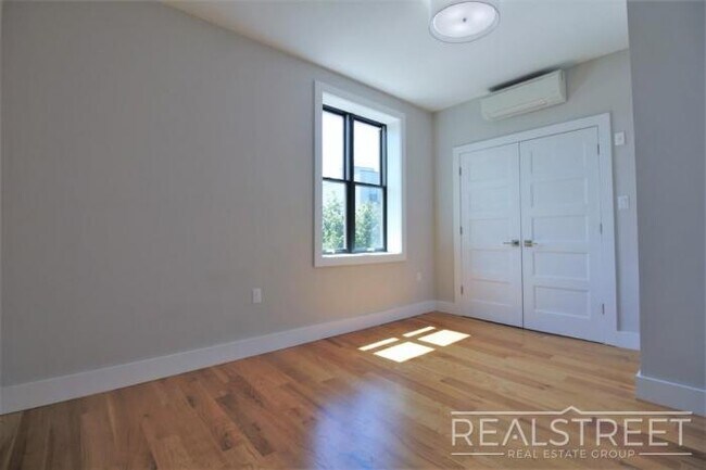 Foto del edificio - 2 bedroom in Brooklyn NY 11233