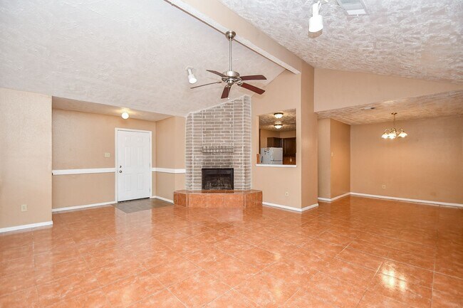 Building Photo - Nice duplex is back on the market