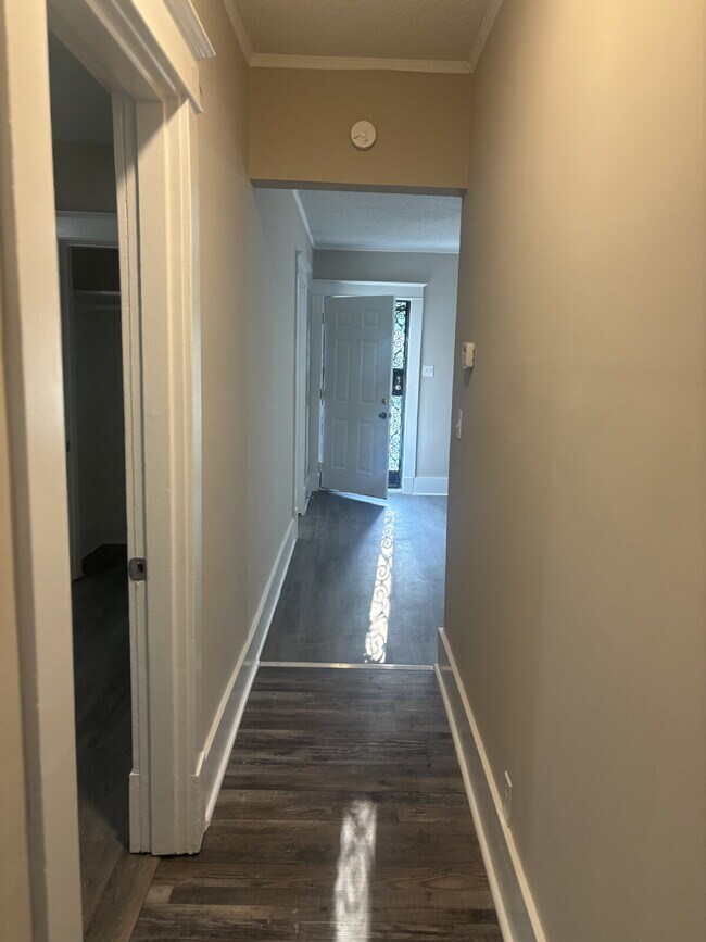 Building Photo - "Charming 3-Bedroom Home with Gleaming Hardwood Floors in Vibrant Memphis Neighborhood!"
