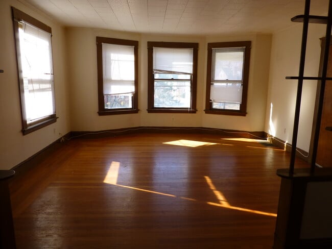 Building Photo - 605 Whalley Ave