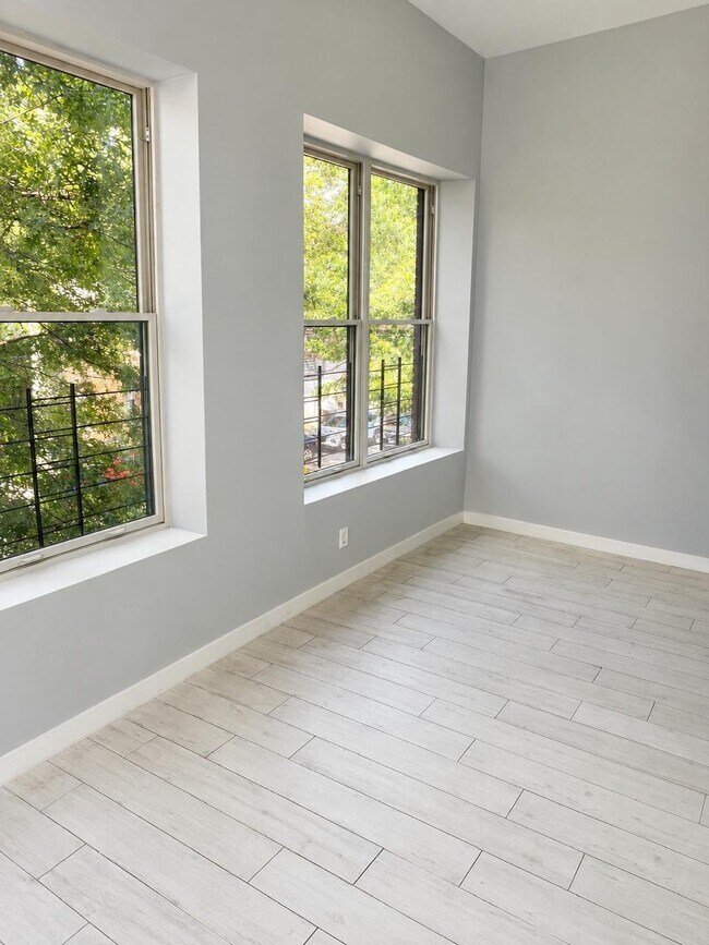 Building Photo - 560 Riverdale Ave