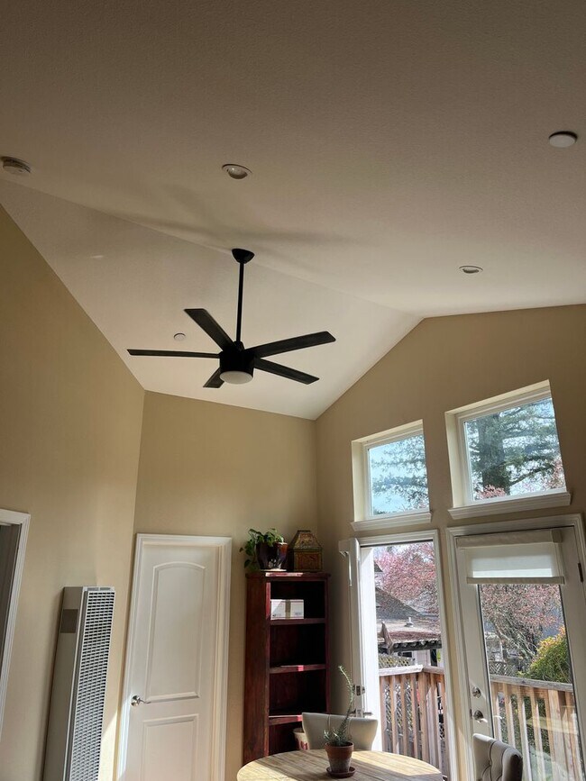 Building Photo - One bedroom near downtown Sebastopol
