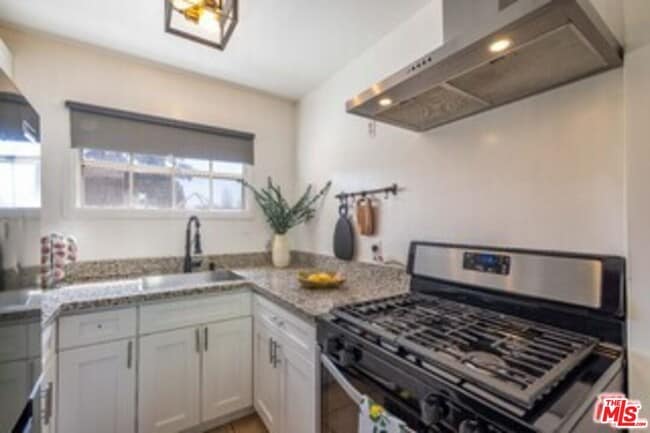 Building Photo - 320 E Tiger Lily Dr