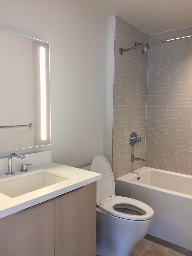 Building Photo - Kakaako: Ae'o - 2 Bed, 2 Bath Condo with 1...