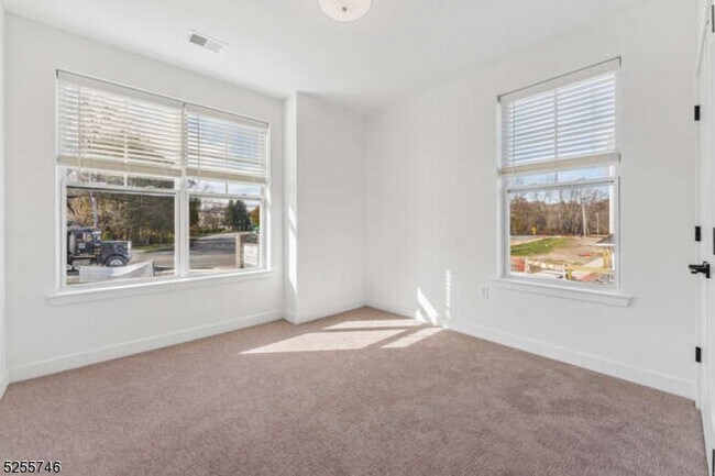 Building Photo - 3 Parker Ln