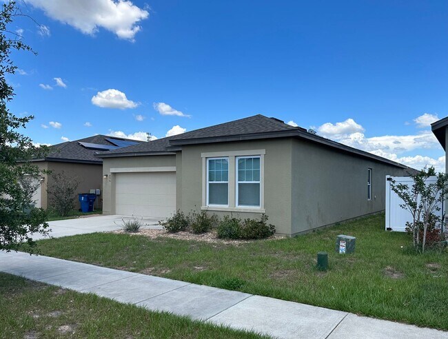 Building Photo - Private Back Yard! - 3 Bedroom 2 Bathroom ...