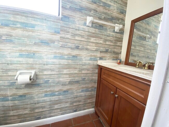 Building Photo - 703 Stonewood Ct