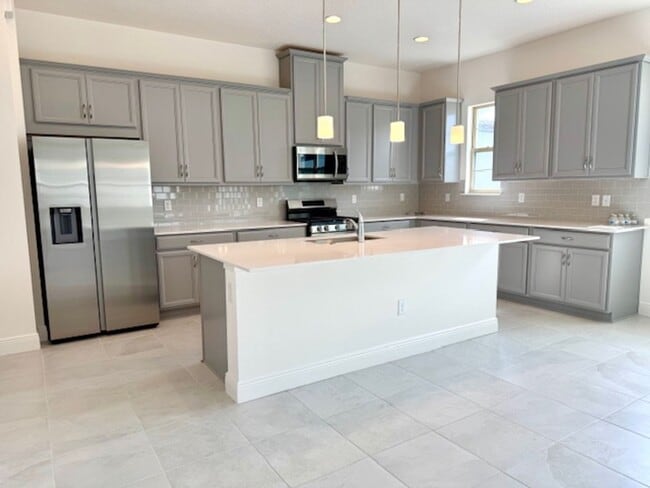 Foto del edificio - Home For Rent In Saint Cloud with 5 Bedroom/3 Baths