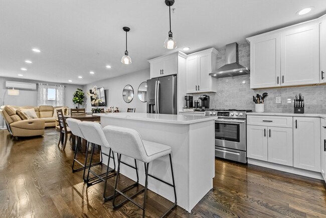 Building Photo - 2 Winston St