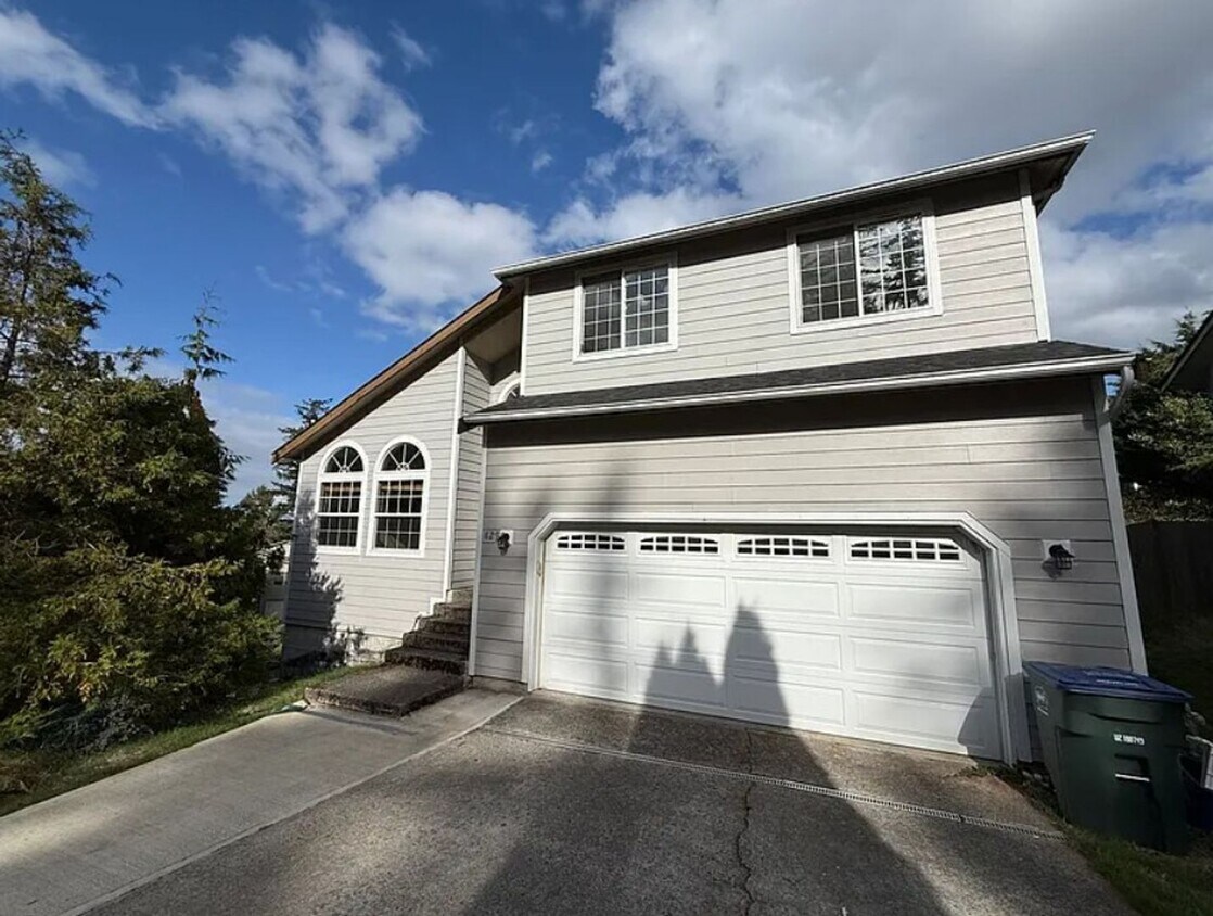 Foto principal - Large 6-Bedroom Home in Samish with a Fenced Yard